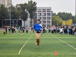 暴怒!周琦篮下进攻被焦海龙盖帽打中头部,气得摘下护目镜怒怼对方