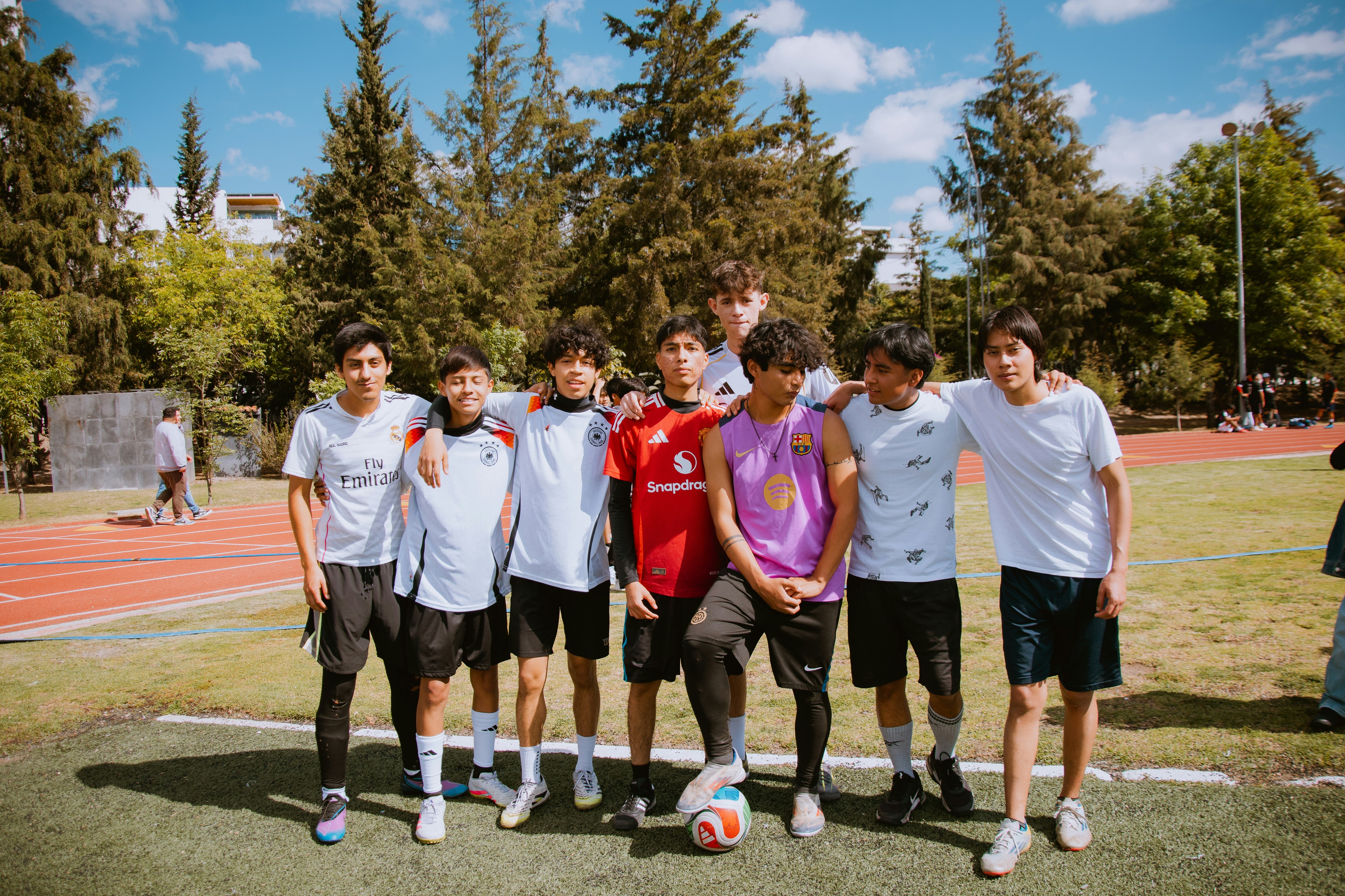 上海久事以111-72大胜四川丰谷，展现强大实力，全队多点开花，四川队虽努力但难敌强队。